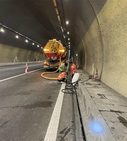 宝丰隧道排水渠清淤